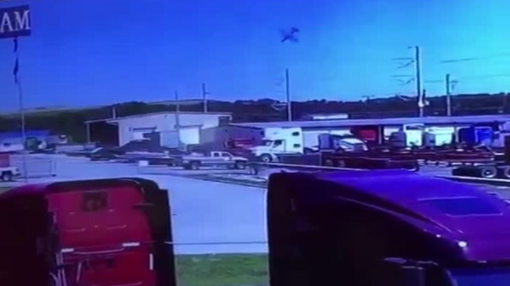  C&aacute;mara de seguridad capta el momento cuando avi&oacute;n de la Guardia Nacional de Puerto Rico se estrella en Georgia 