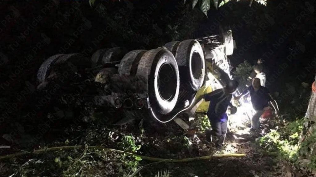  Fotos: Camionero muere en accidente de tr&aacute;nsito en San Sebasti&aacute;n 