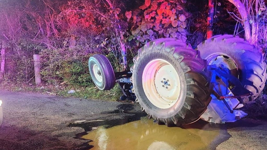  Muere conductor de un tractor al volcarse en Isabela 