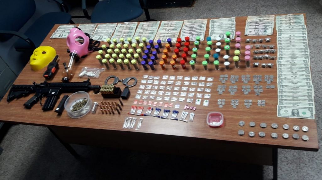  Ocupan drogas y armas durante allanamiento en Monte Hatillo 