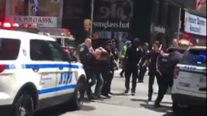 Video: Momentos en que arrestan a conductor que atropello varias personas en Times Square