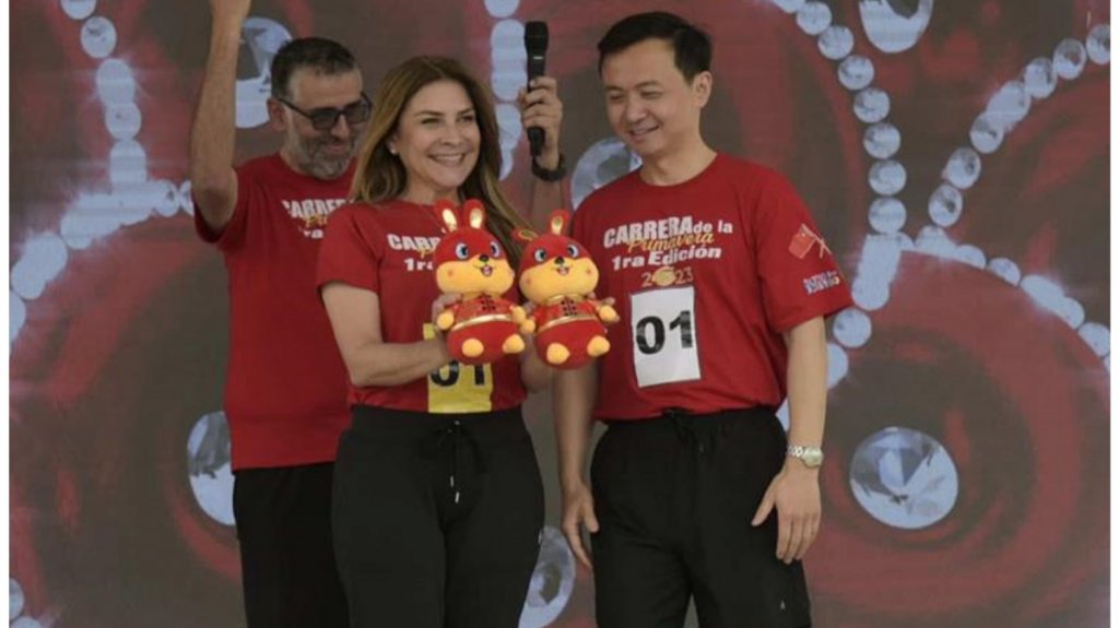  Embajador chino Zhang Run valora el clima de inversión que se registra en la nación dominicana 