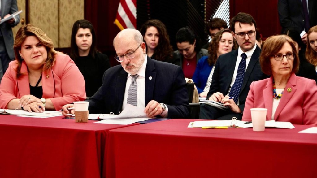  Comisionada residente promueve la resiliencia costera en prioridades del Caucus de los Océanos 