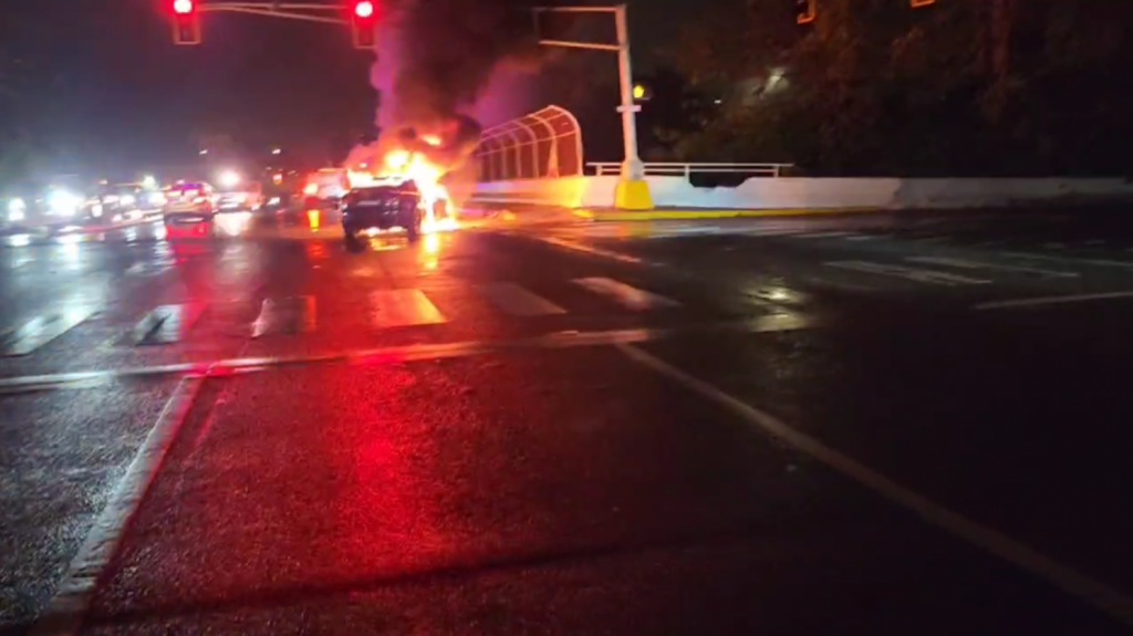  Video: Veh&iacute;culo en Hato Rey choca con una ambulancia y se incendia 