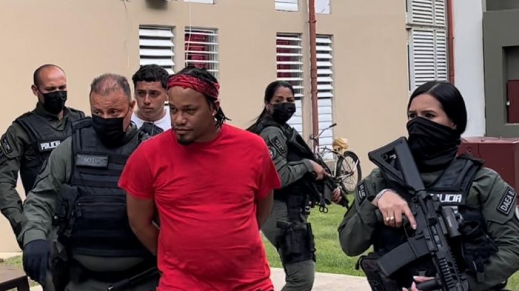  Video: Momento en que arrestan dos hombres y una mujer durante allanamiento en residencial de Carolina 