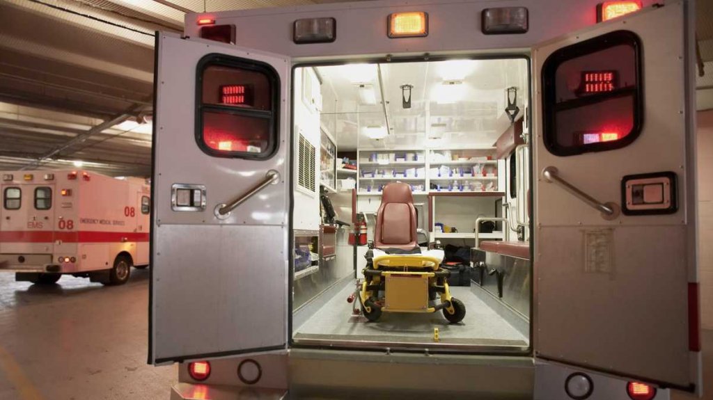  VIDEO: Mujer sufre una aparatosa ca&iacute;da desde un segundo piso durante una fiesta 