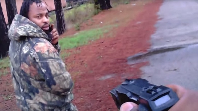 Dispara a quemarropa contra un policÃ­a y acaba preso gracias a este video (FUERTES IMÃGENES)