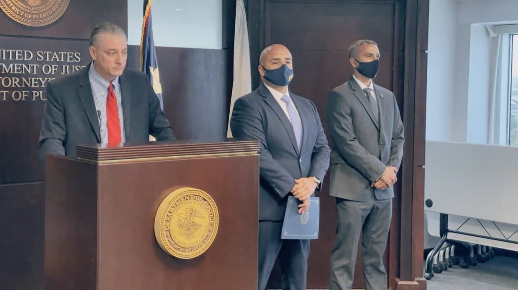  Oficial correccional federal es arrestado y acusado por uso de fuerza excesiva contra un recluso 