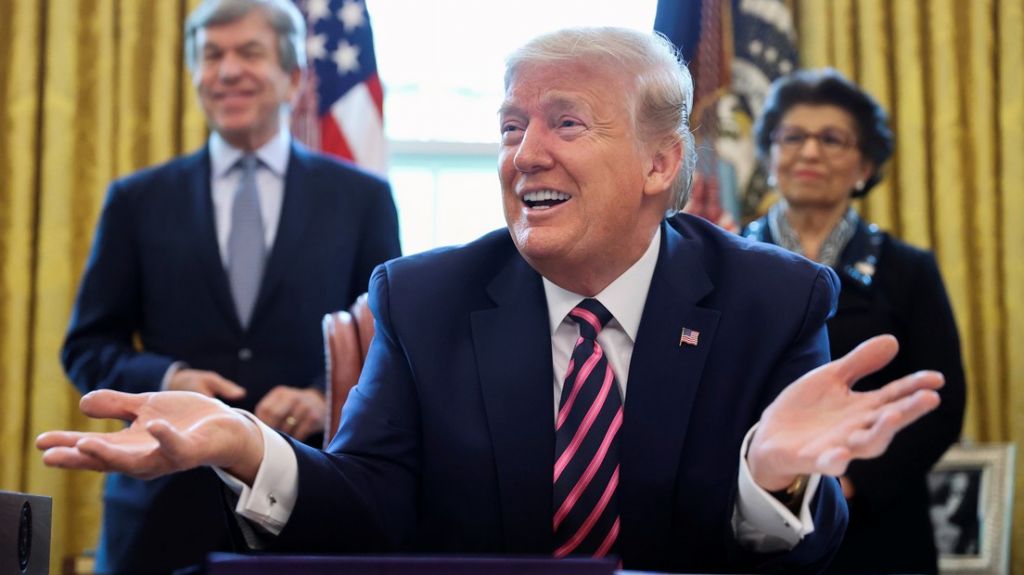  "Soy el presidente m&aacute;s trabajador": Trump arremete contra los reportes de que pasa horas viendo la tele en vez de gestionar la crisis del covid-19 