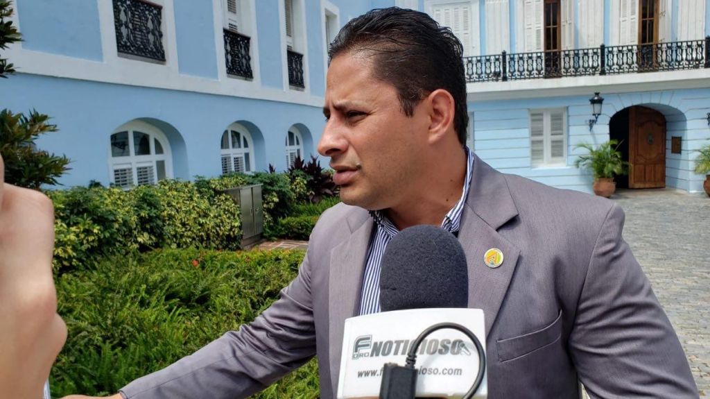  Alcalde de Arecibo solicita a la Gobernadora que se permita trabajar sobre la reparaci&oacute;n de las carreteras 