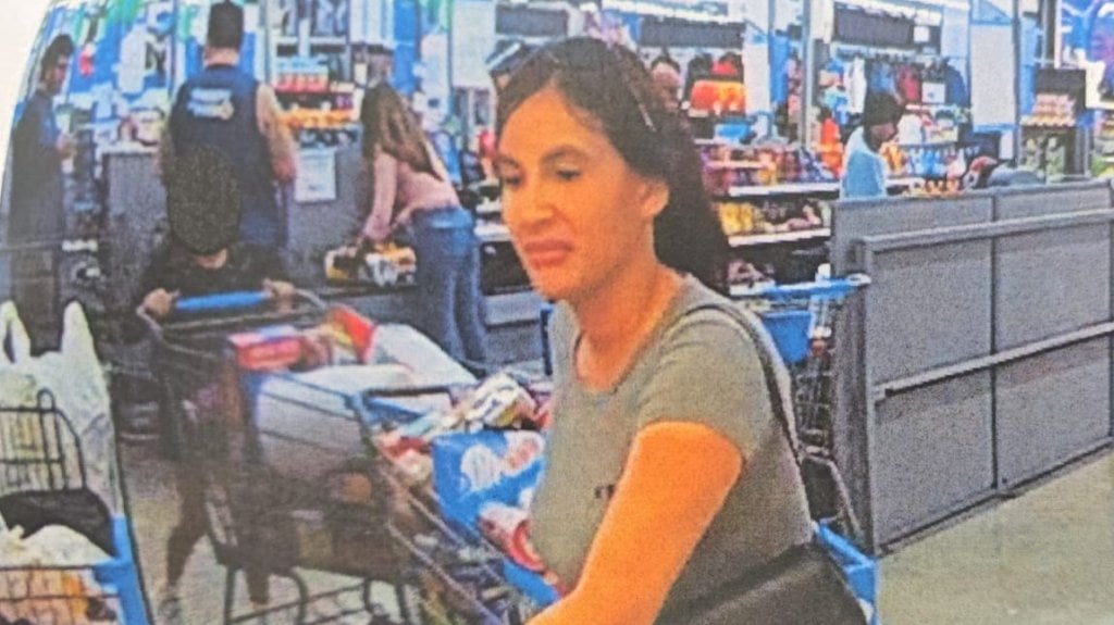  Buscan a mujer sospechosa de robo en tienda Walmart de Plaza Can&oacute;vanas 