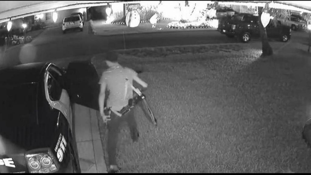 Video: Se entrega muchacho de 16 aÃ±os tras robar rifle de una patrulla de policÃ­a al norte de Miami