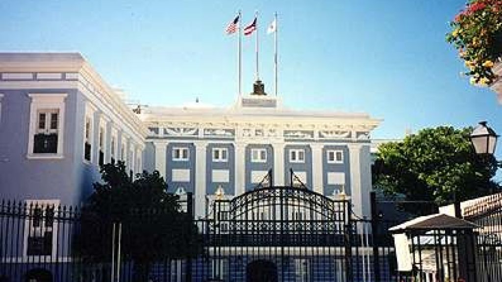  A la firma del gobernador medida que establece l&iacute;mites y cambios para proteger atletas de categor&iacute;as menores 