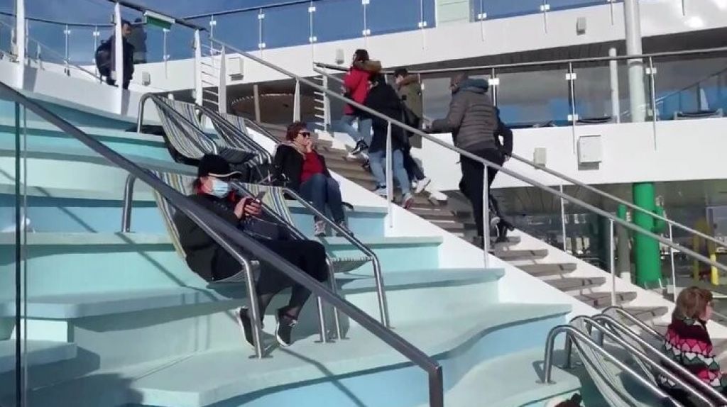  Fotos: Detienen crucero y proh&iacute;ben a 7 mil pasajeros bajarse por posible contagio de Corona virus 