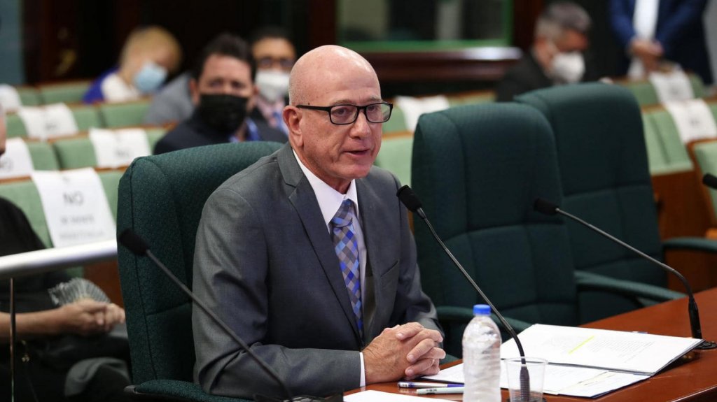  Larry Seilhamer fungir&aacute; como gobernador interino 