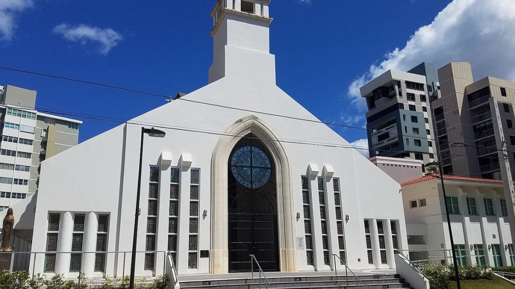  Pintan grafitis en dos paredes de una iglesia en Condado 