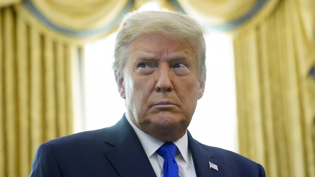  VIDEO: Trump abandona abruptamente la ceremonia de entrega de la Medalla de la Libertad y deja solo a su homenajeado 