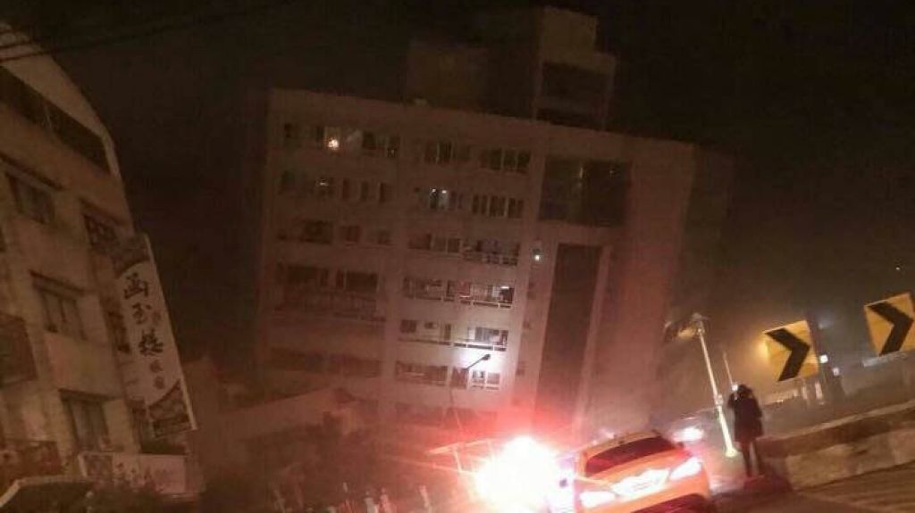  Se derrumba un hotel en Taiw&aacute;n tras el sismo de 6,4 