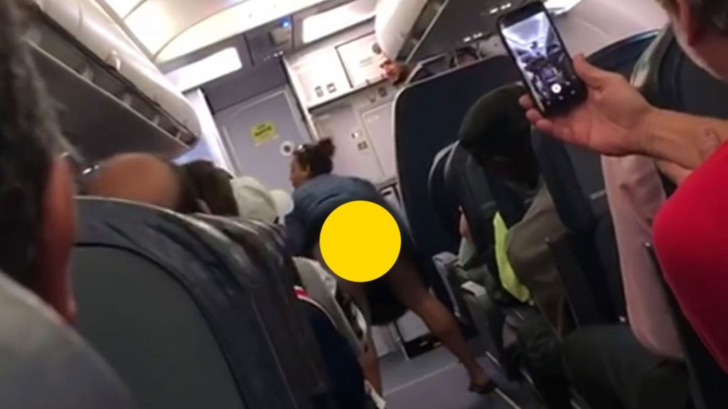  Video: Bajan mujer de un avi&oacute;n de Spirit luego de mostrarle el trasero a todos los pasajeros 