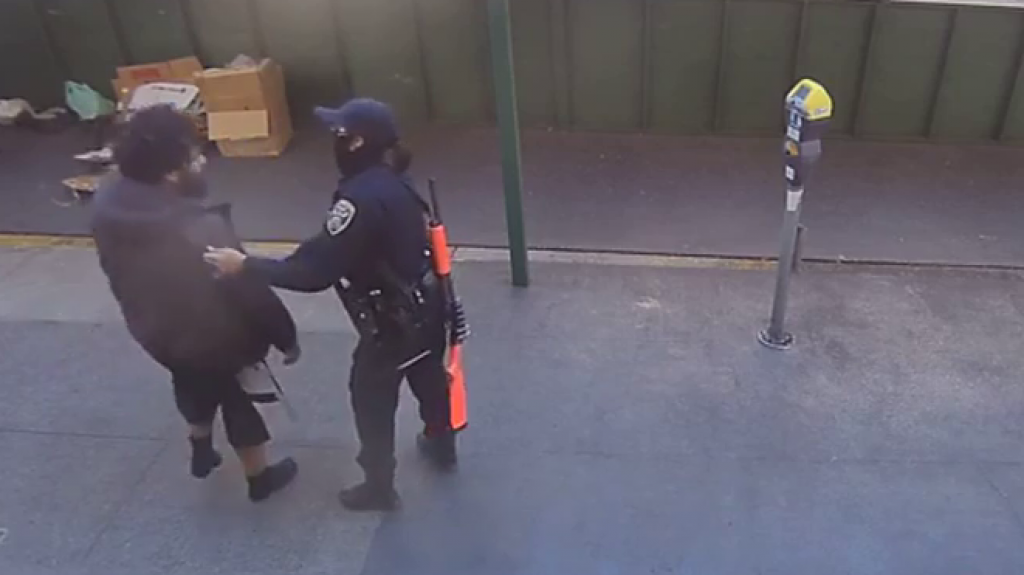  VIDEO: Un indigente arroja al suelo y agrede a una polic&iacute;a en EE.UU. mientras intentaba arrestarlo 