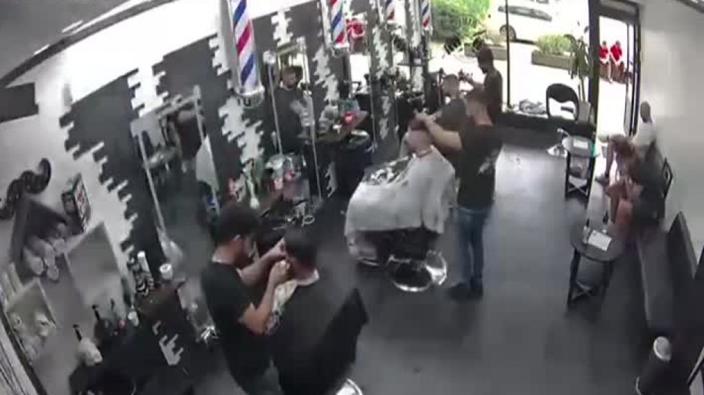  Video: Hombres armados llegan a una barber&iacute;a y acribillan a un cliente en plena silla 