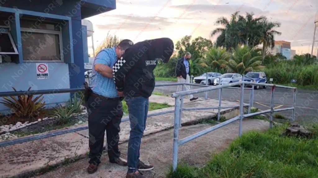  En video momento en que arrestan a hombre que mat&oacute; a una mujer ahorc&aacute;ndola con sus manos en Bayam&oacute;n 