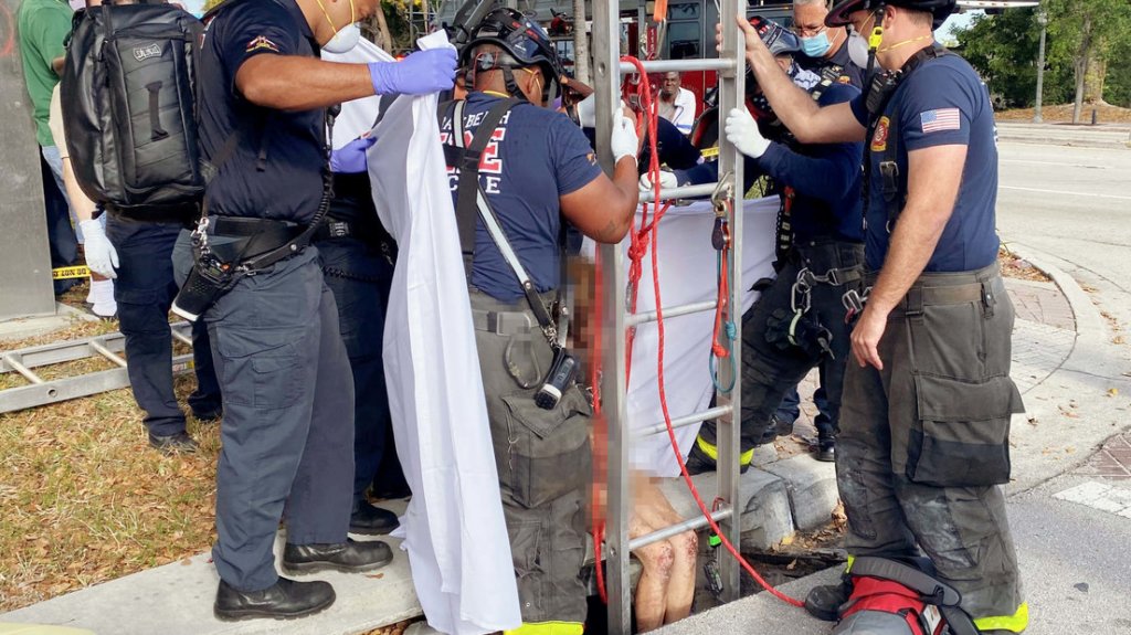  Rescatan de una alcantarilla a una mujer que llevaba tres semanas desaparecida, luego que una conductora la oyera gritar 