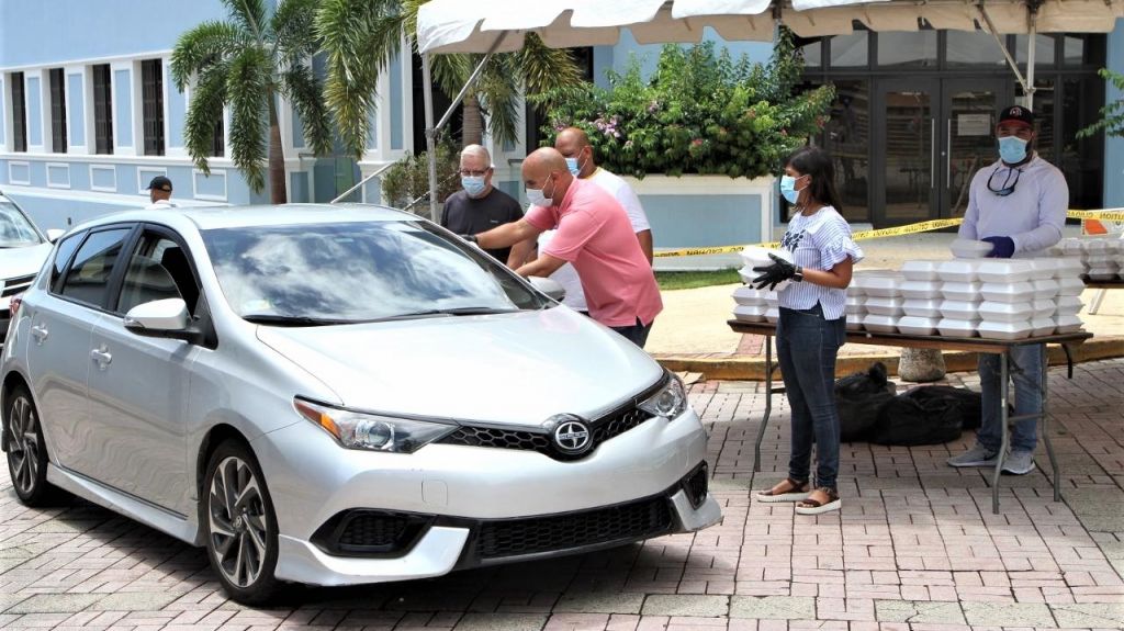  Fajardo entrega 600 platos de comida caliente a quienes lo necesiten 