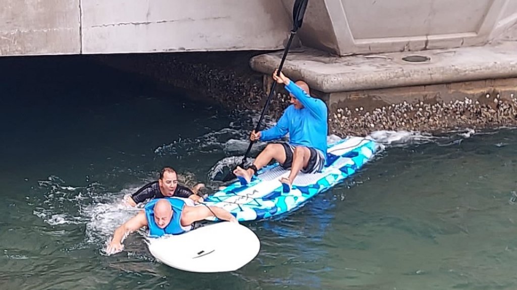  Un polic&iacute;a se lanza del Puente Dos Hermanos para salvar a un turista 