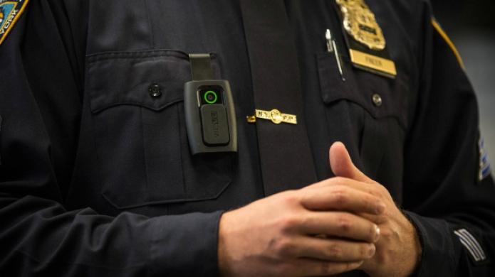 Captan a detective de Nueva York robando 3.000 dÃ³lares durante una redada