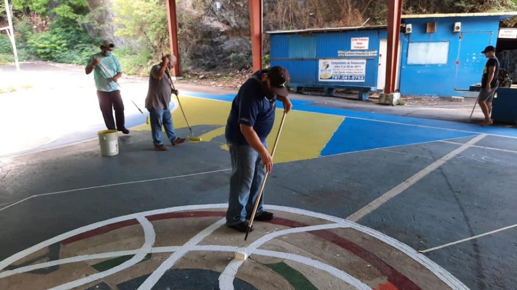  Fajardo renueva 16 canchas de baloncesto ubicadas en distintas comunidades del municipio 