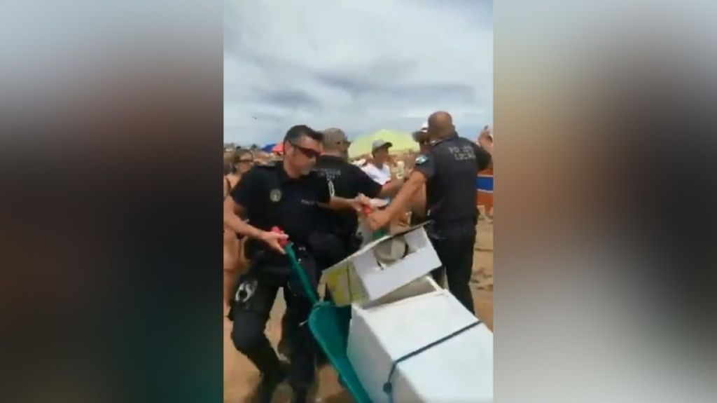  VIDEO: Vendedor ambulante apu&ntilde;ala a un polic&iacute;a en una playa de Espa&ntilde;a 