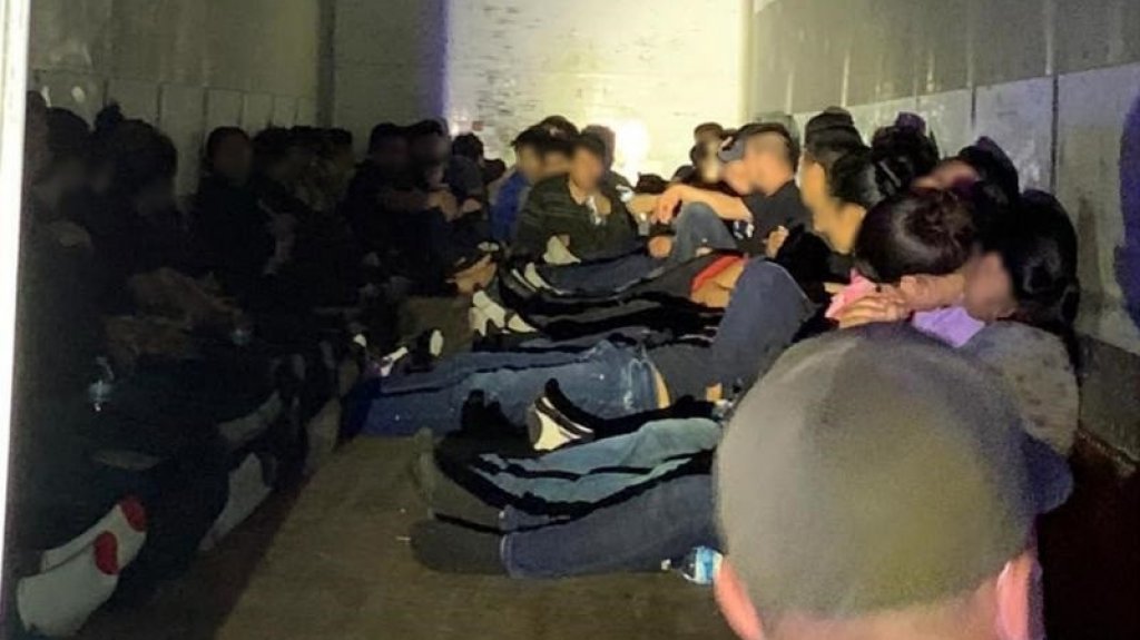  La Patrulla Fronteriza detiene a 63 indocumentados que viajaban en un tr&aacute;iler 
