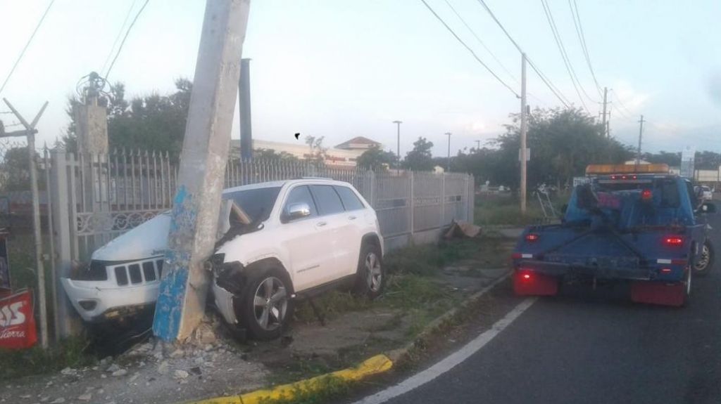  Conductor con licencia vencida impacta poste de la AEE en Arecibo 