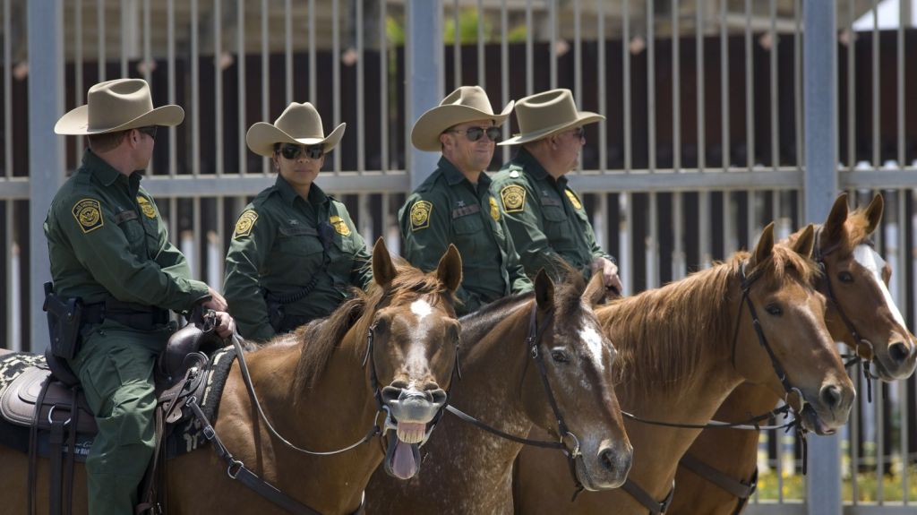  Detienen a 13 inmigrantes que pretend&iacute;an escalar muro fronterizo 