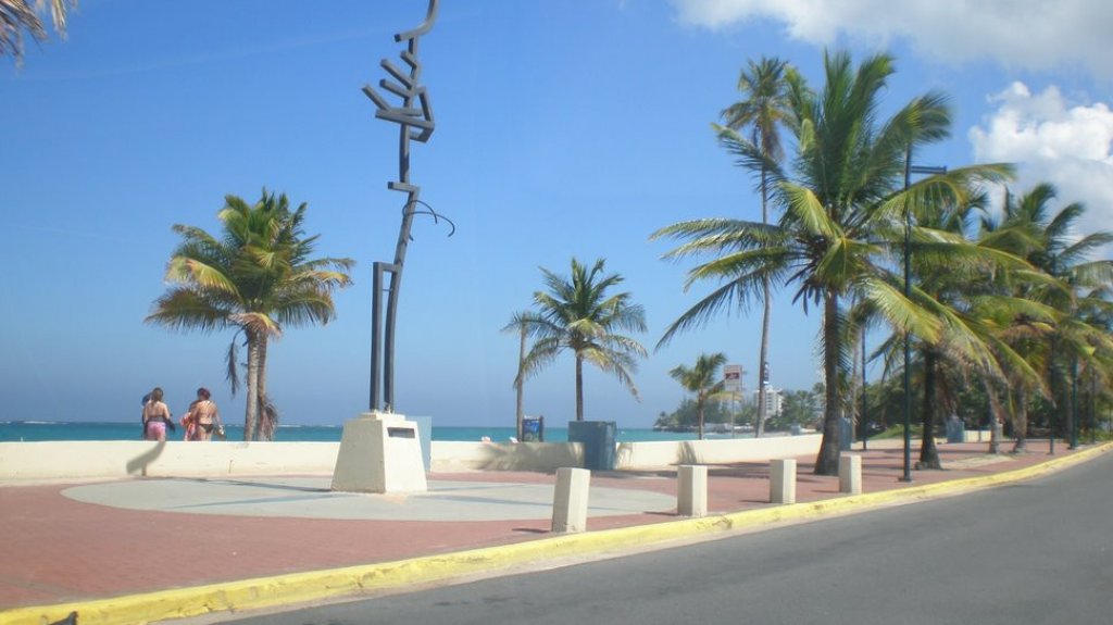  Asaltan dos mujeres en playa Ultimo Trolley de Condado 