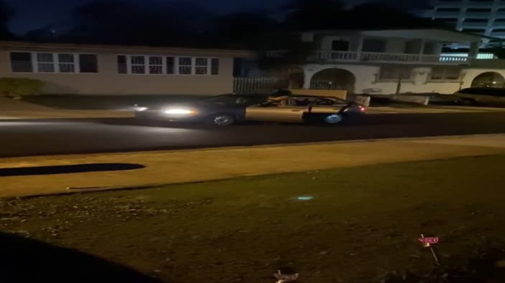  Residente de San Juan capta en video como un hombre saca una mujer d un auto a la fuerza 