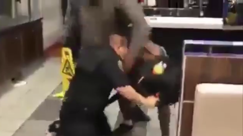  Video: Noquean a un polic&iacute;a en un &ldquo;Fast Food&rdquo; de Estados Unidos 