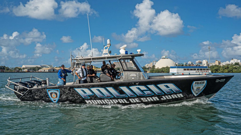  Fotos: Municipales de San Juan rescatan tripulantes de una embarcaci&oacute;n a la deriva cerca de Isla de Cabra en Toa Baja 