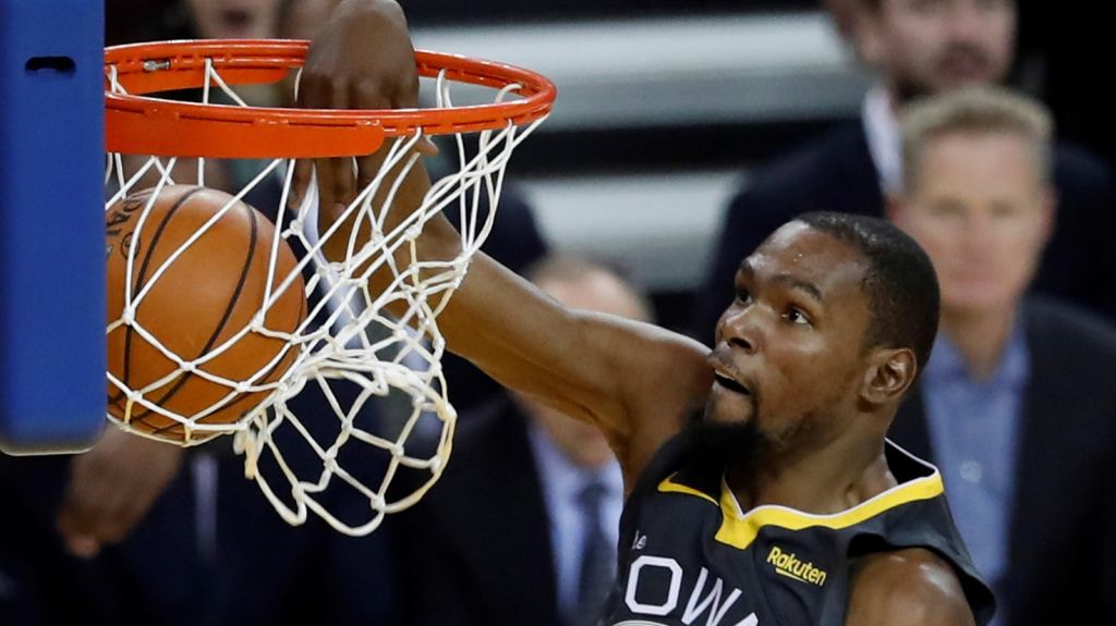  Durant dirige el ataque de los Warriors frente a los Sixers 