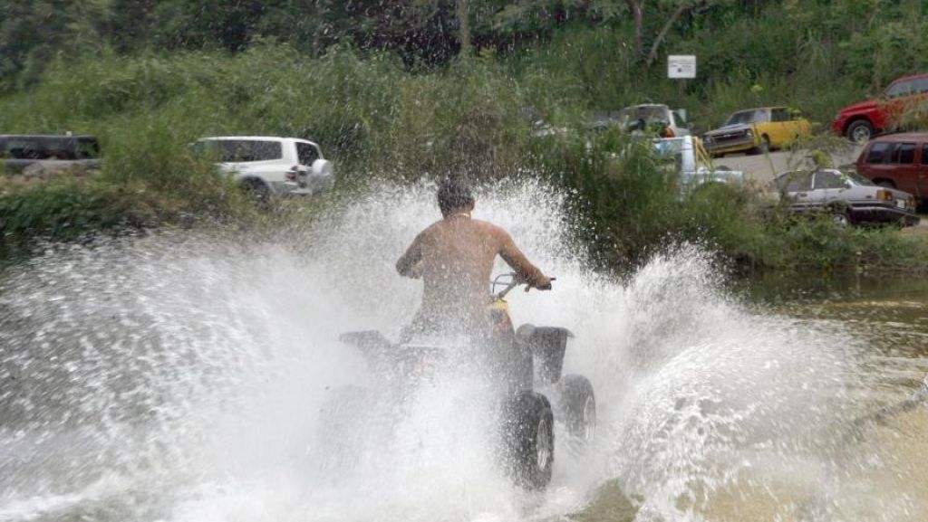  "Titeres" en "four tracks" dejan lleno de aceite río de Camuy y dejan sin agua a 9,000 abonados 