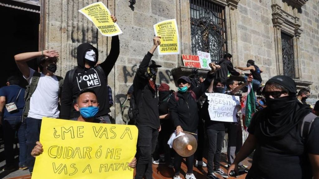  Indignaci&oacute;n en M&eacute;xico por muerte de joven arrestado al no llevar cubrebocas 