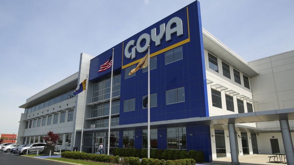  Goya Foods enfrenta un "boicot" latino tras alabanza de su presidente a Trump 