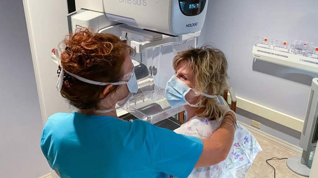  Decenas de mujeres se hacen pruebas de mamograf&iacute;a en Feria de Salud y Servicios en Carolina 