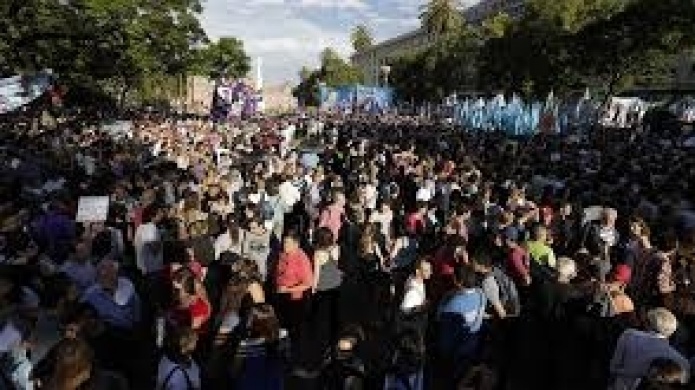Video: 17 personas heridas en choques entre autoridades y manifestantes tras protesta en Buenos Aires