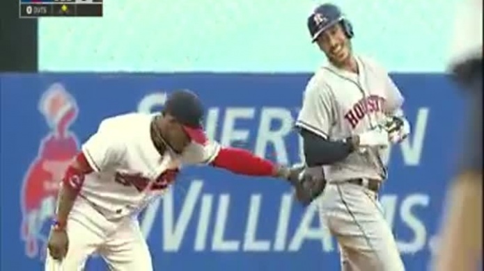 Video: Vacilan en la segunda base Carlos Correa y Francisco Lindor