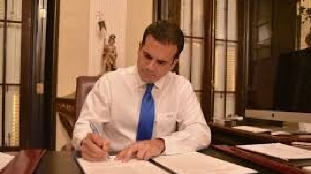  Rossell&oacute; Nevares firma medidas para impulsar el desarrollo econ&oacute;mico 