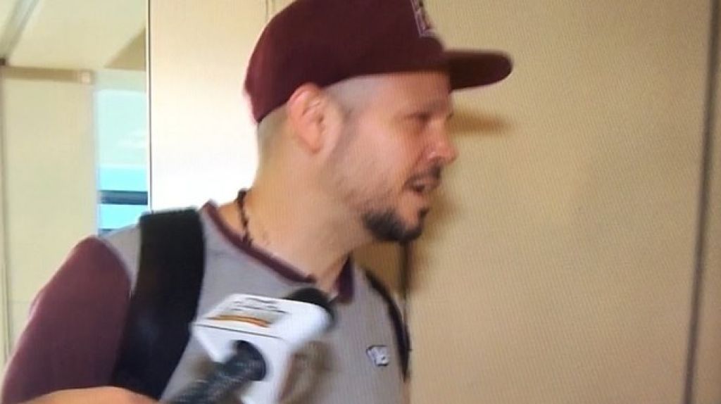 Video: Momento en que Calle 13 agrede a un camar&oacute;grafo en el aeropuerto Luis Mu&ntilde;oz Mar&iacute;n 