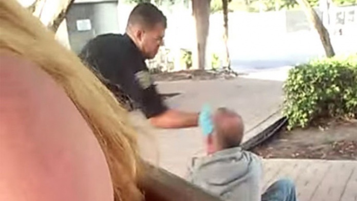 Video: Un policÃ­a de Florida abofetea a un hombre sin hogar