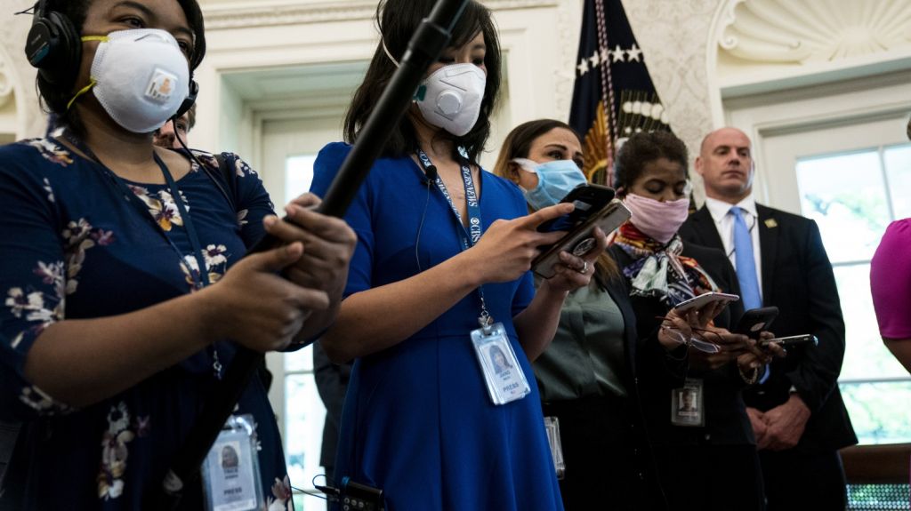  La Casa Blanca exige llevar mascarilla a sus empleados, pero no a Trump 